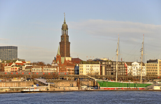 Planen Sie einen günstigen Aufenthalt in Hamburg? Entdecken Sie unsere erschwinglichen Übernachtungsmöglichkeiten in zentraler Lage. Buchen Sie jetzt Ihr preiswertes Hotelzimmer und genießen Sie Ihren Aufenthalt in der faszinierenden Stadt Hamburg.