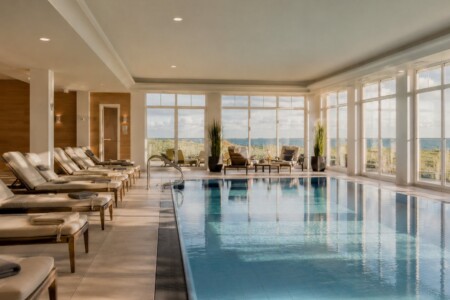 Beheizter Innenpool mit Spa-Bereich und Panoramafenstern
