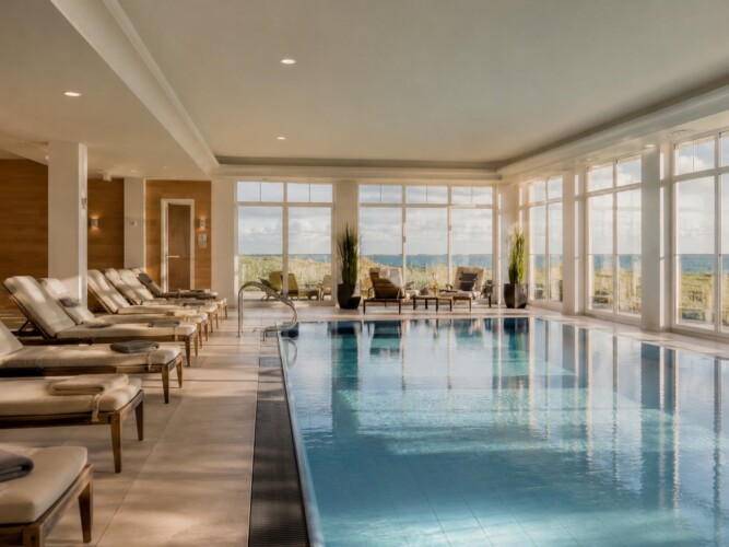 Beheizter Innenpool mit Spa-Bereich und Panoramafenstern