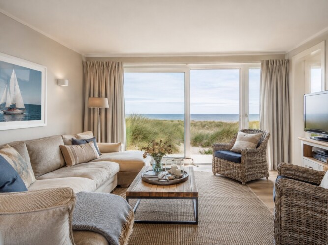 Helles Wohnzimmer mit Rattanmöbeln und Panorama-Meerblick