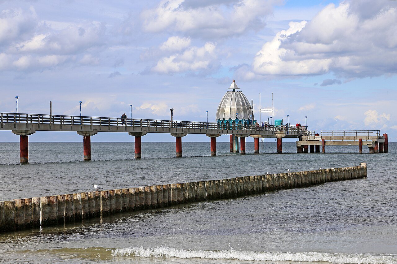 Die Seebrücke von Zingst mit der markanten Tauchgondel unter Wolkenhimmel