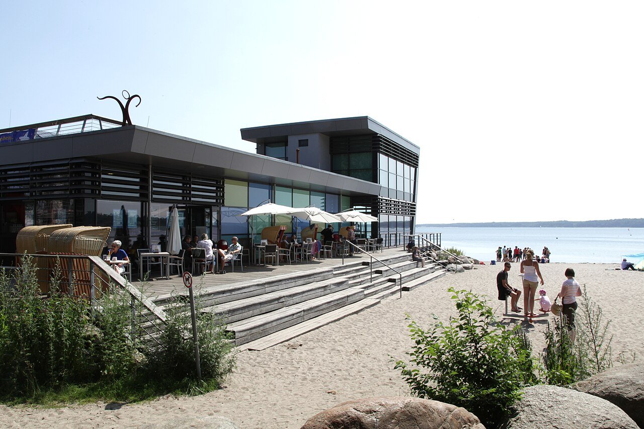 Strand von Eckernförde mit Ostsee Info-Center, Strandkörben und Blick auf die Bucht