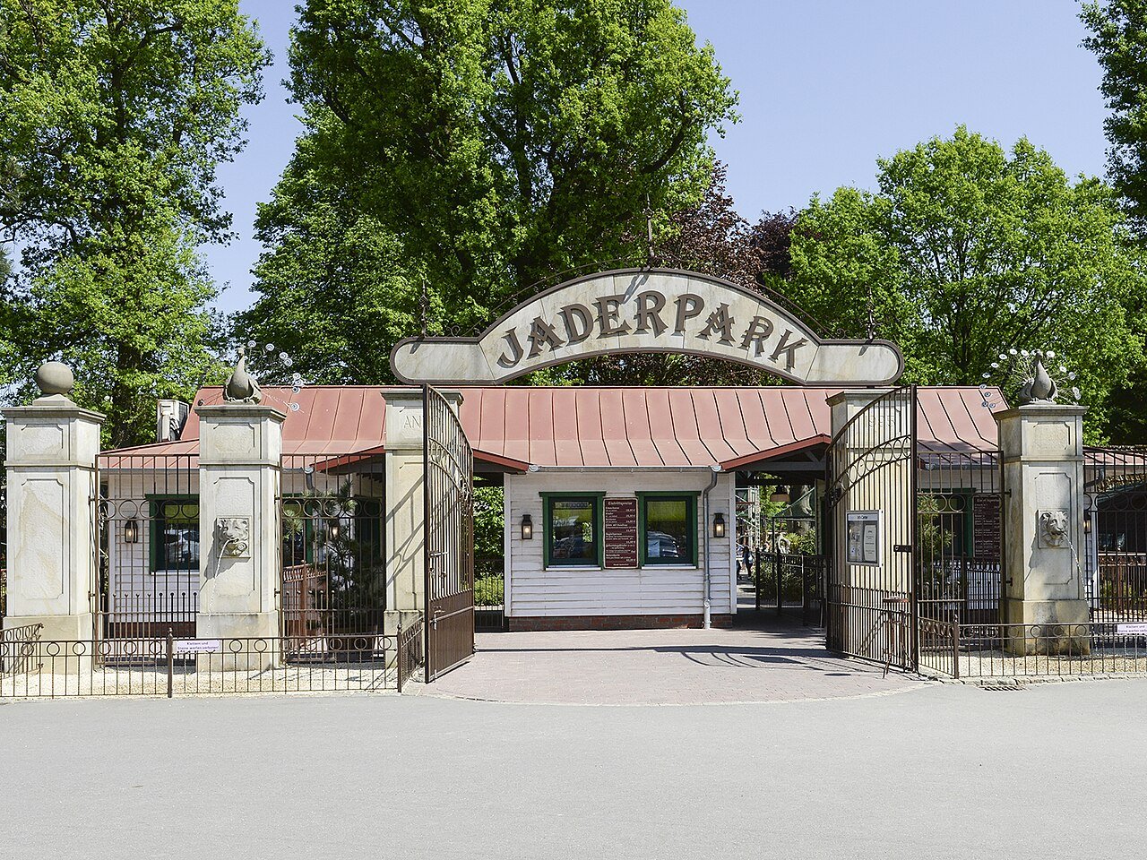 Schmiedeeisernes Eingangstor des Jaderparks in Jaderberg mit geschwungenem Schriftzug