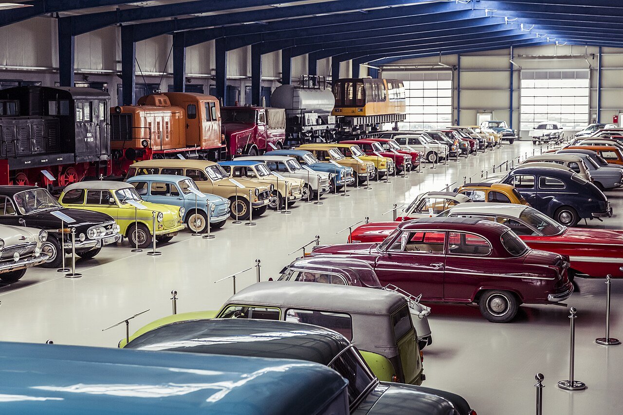 Ausstellungshalle des Oldtimer Museums Rügen mit historischen Autos und Lokomotiven