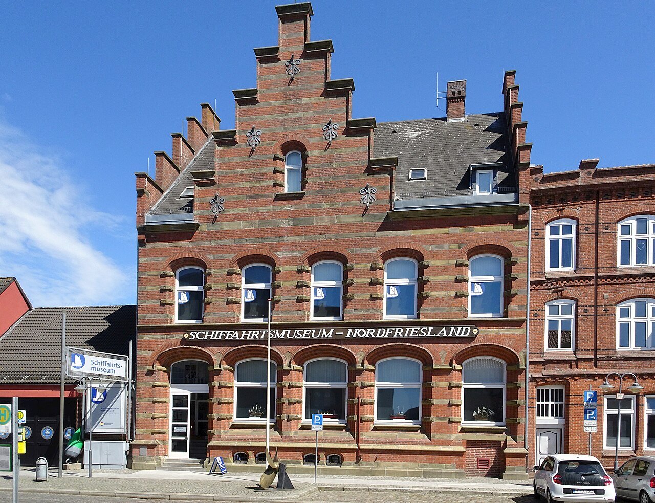 Backsteinfassade des Schiffahrtsmuseums Nordfriesland mit Treppengiebel und Schriftzug in Husum