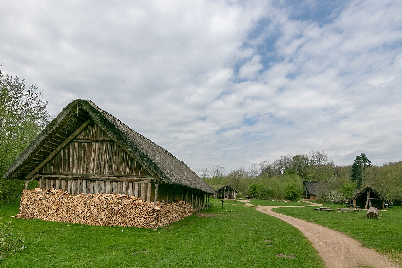Rekonstruierte reetgedeckte Häuser des Steinzeitdorfs im Steinzeitpark Dithmarschen bei Albersdorf