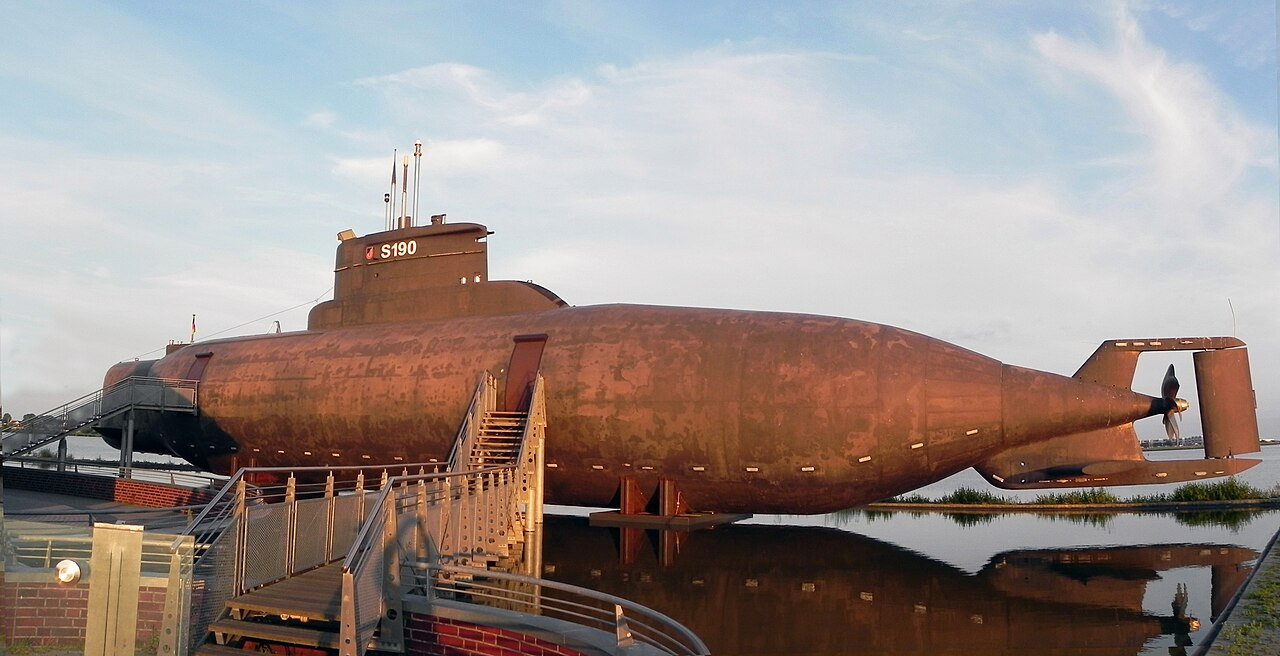 Das Museums-U-Boot U 11 mit Turmkennung S190 im Abendlicht im Hafen von Burgstaaken auf Fehmarn