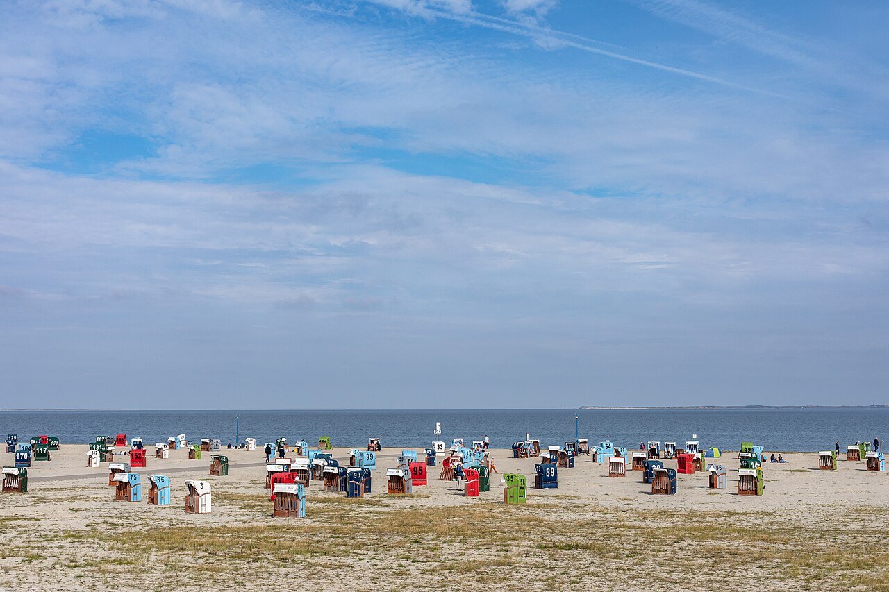 Bunte Strandkörbe am Badestrand von Neuharlingersiel an der Nordsee
