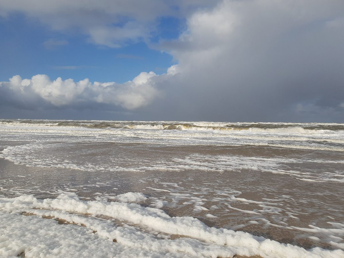 Kräftige Brandungswellen mit Gischt vor Westerland auf Sylt.