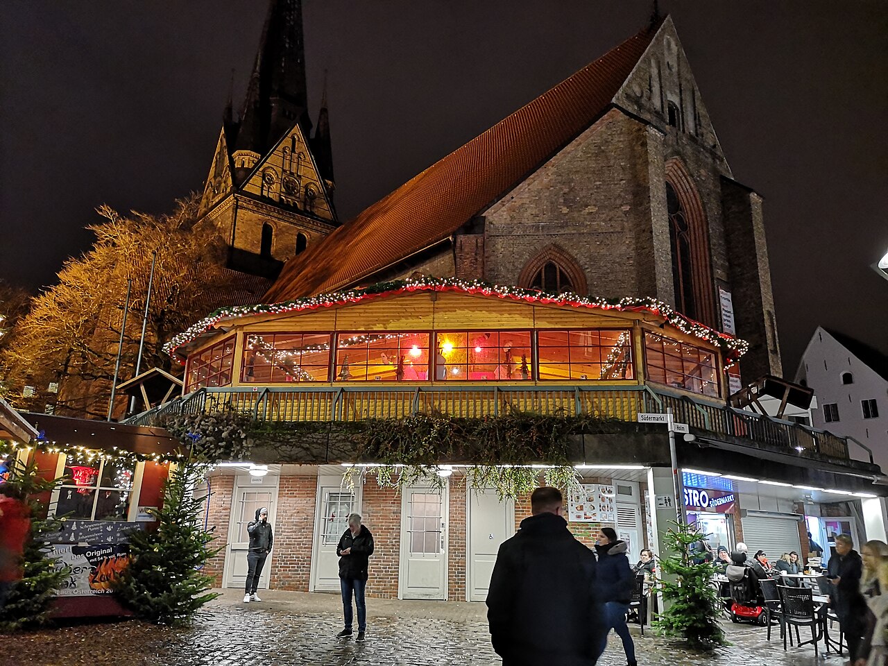 Beleuchtete Buden des Flensburger Weihnachtsmarkts am Abend im Jahr 2019.