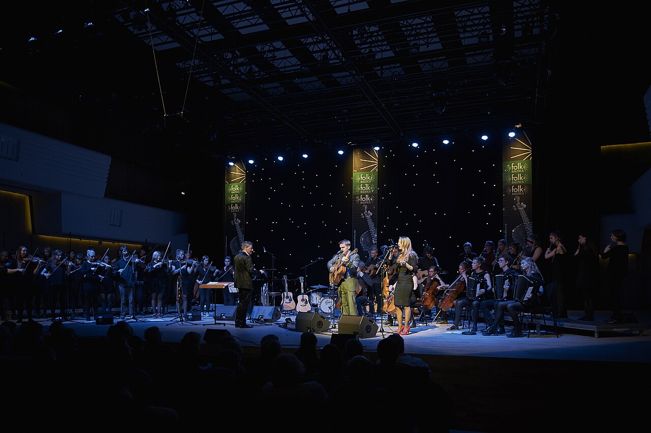 Musiker auf der Bühne beim Eröffnungskonzert des Folkmusik-Festivals folkBALTICA 2015.