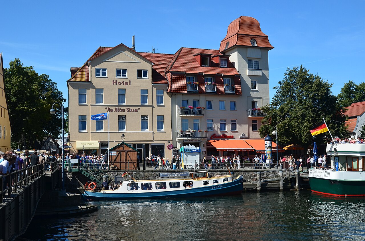 Dicht gefüllte Promenade am Alten Strom in Warnemünde während der Hanse Sail