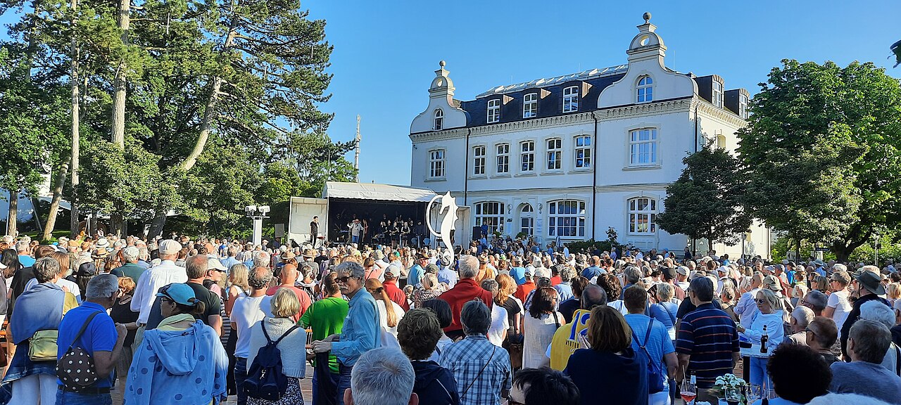 Publikum und Open-Air-Bühne beim Eröffnungskonzert der JazzBaltica 2022 auf dem Timmendorfer Platz.