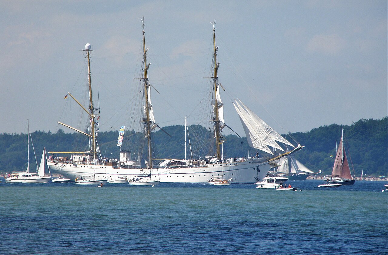 Traditionssegler mit gesetzten Segeln während der Windjammerparade auf der Kieler Förde.