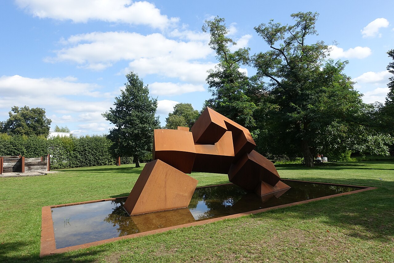 Monumentale rostbraune Stahlskulptur auf dem Freigelände der Kunstausstellung NordArt in Büdelsdorf.