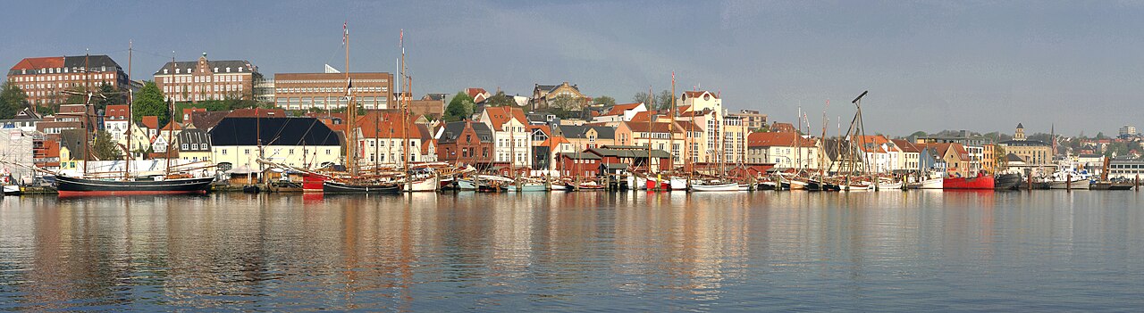 Panorama des Flensburger Hafens mit historischen Segelschiffen während der Rum-Regatta 2008.