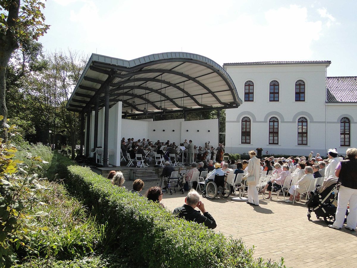 Kurkonzert im Musikpavillon am Kurplatz auf Norderney mit Publikum.