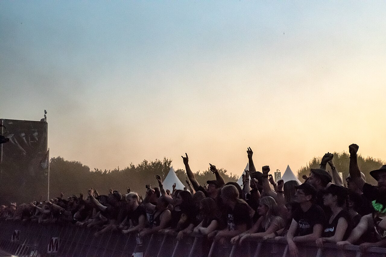 Weitläufiges Festivalgelände des Wacken Open Air mit Bühnenaufbauten und Besuchermassen.