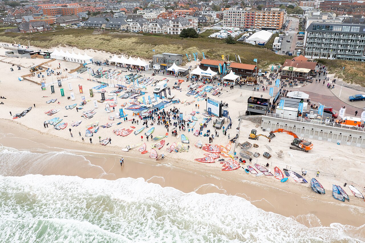 Luftbild des Windsurf World Cup am Brandenburger Strand von Westerland mit Windsurfern in der Nordseebrandung.